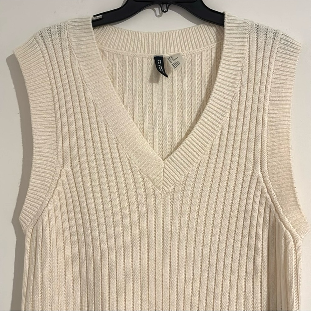 Divided H&M V-neck Size M Cream Ribbed Knit Top 100% Polyester